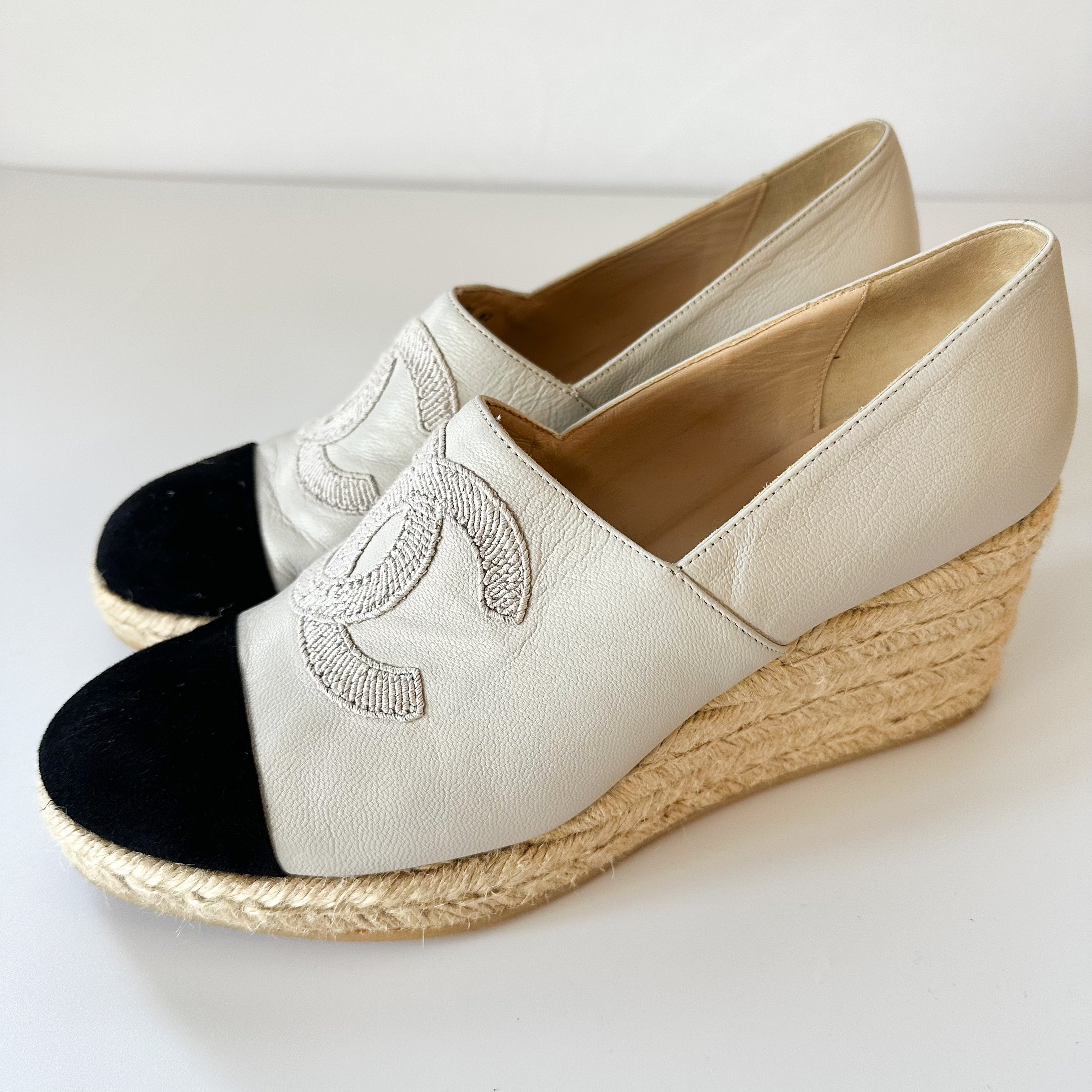 Chanel Lambskin Suede CC Espadrille Wedges 42 White Black