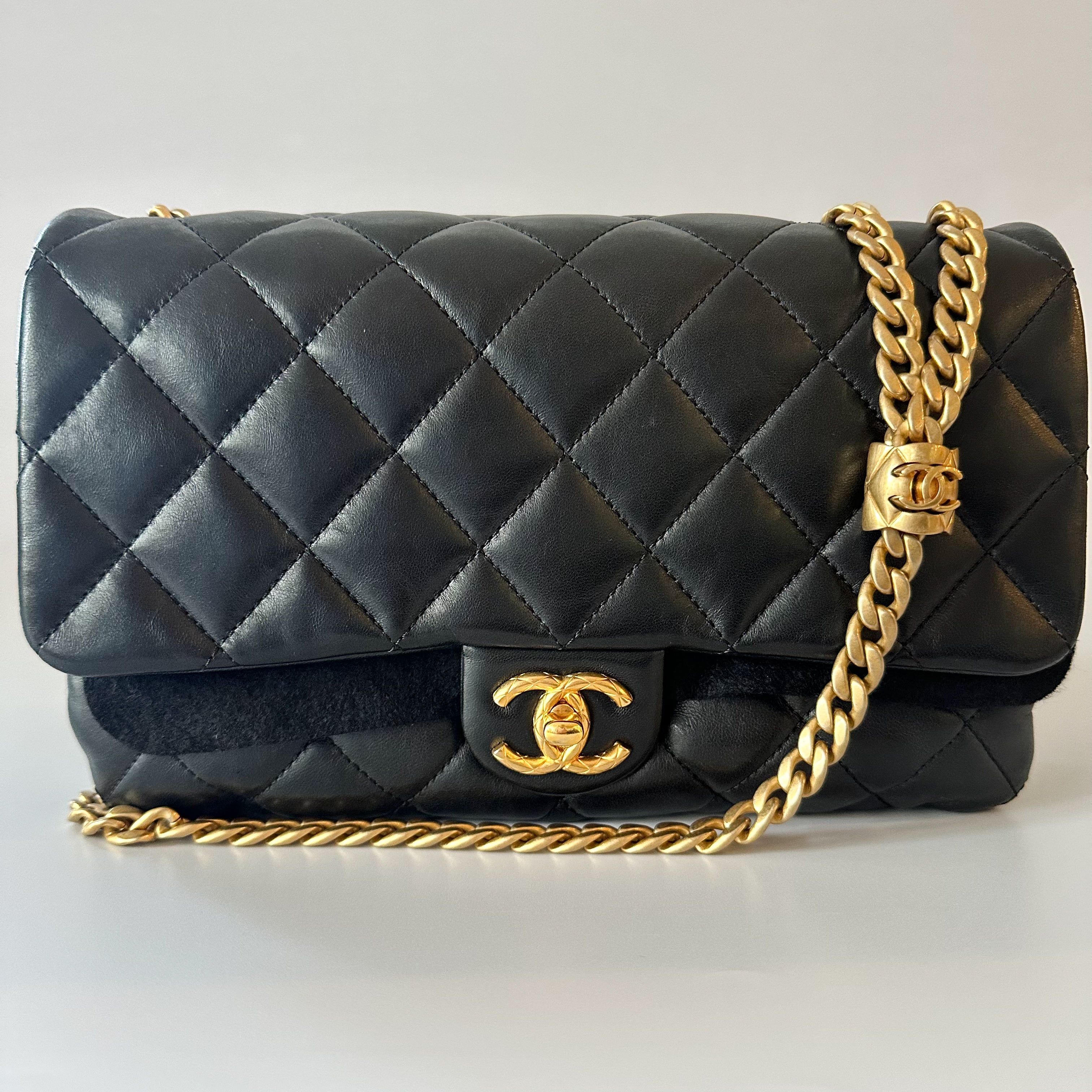 Chanel 22k Quilted Lambskin Medium Flap Bag Black